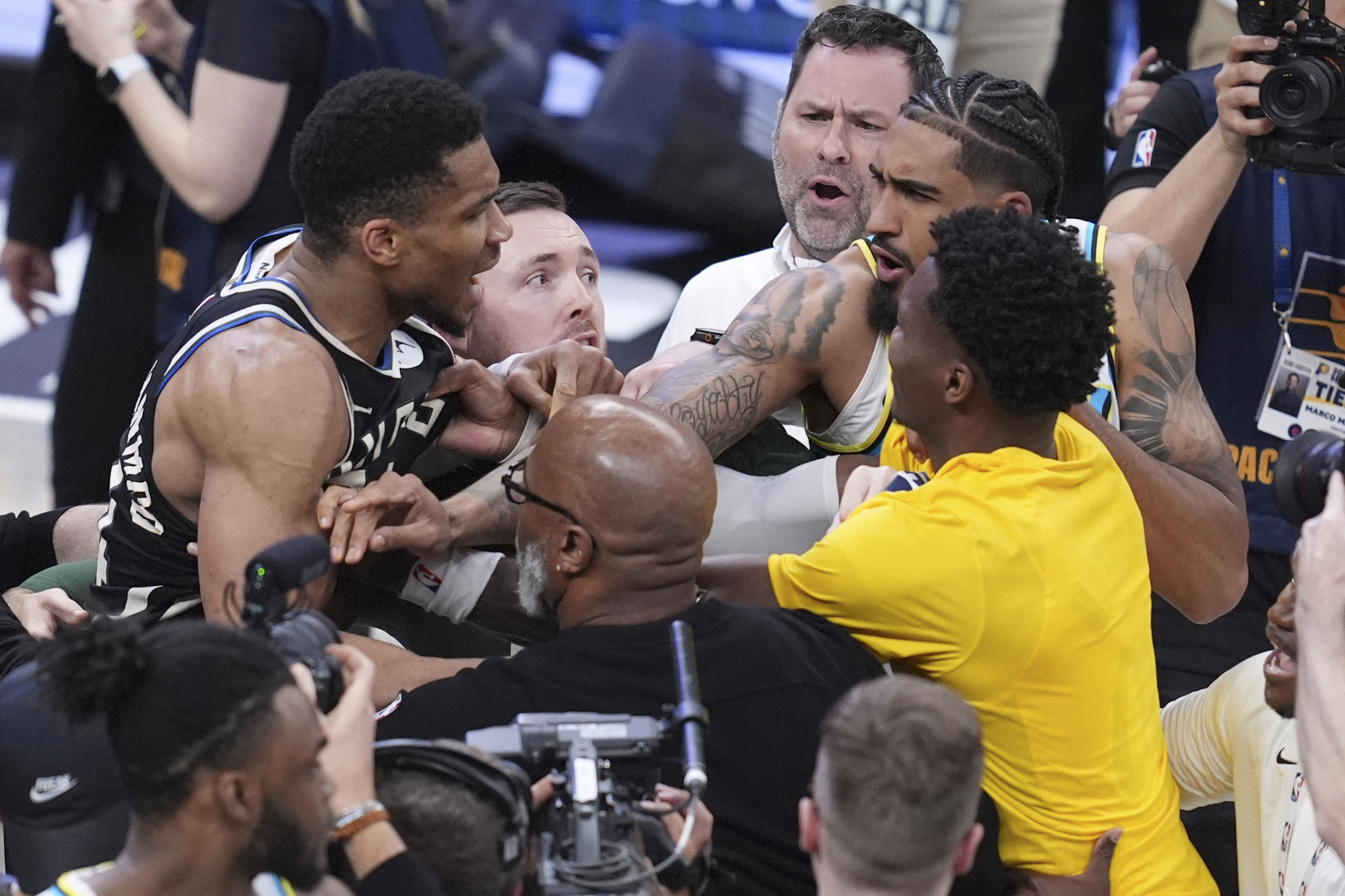 Giannis Antetokounmpo Bucks Pacers NBA