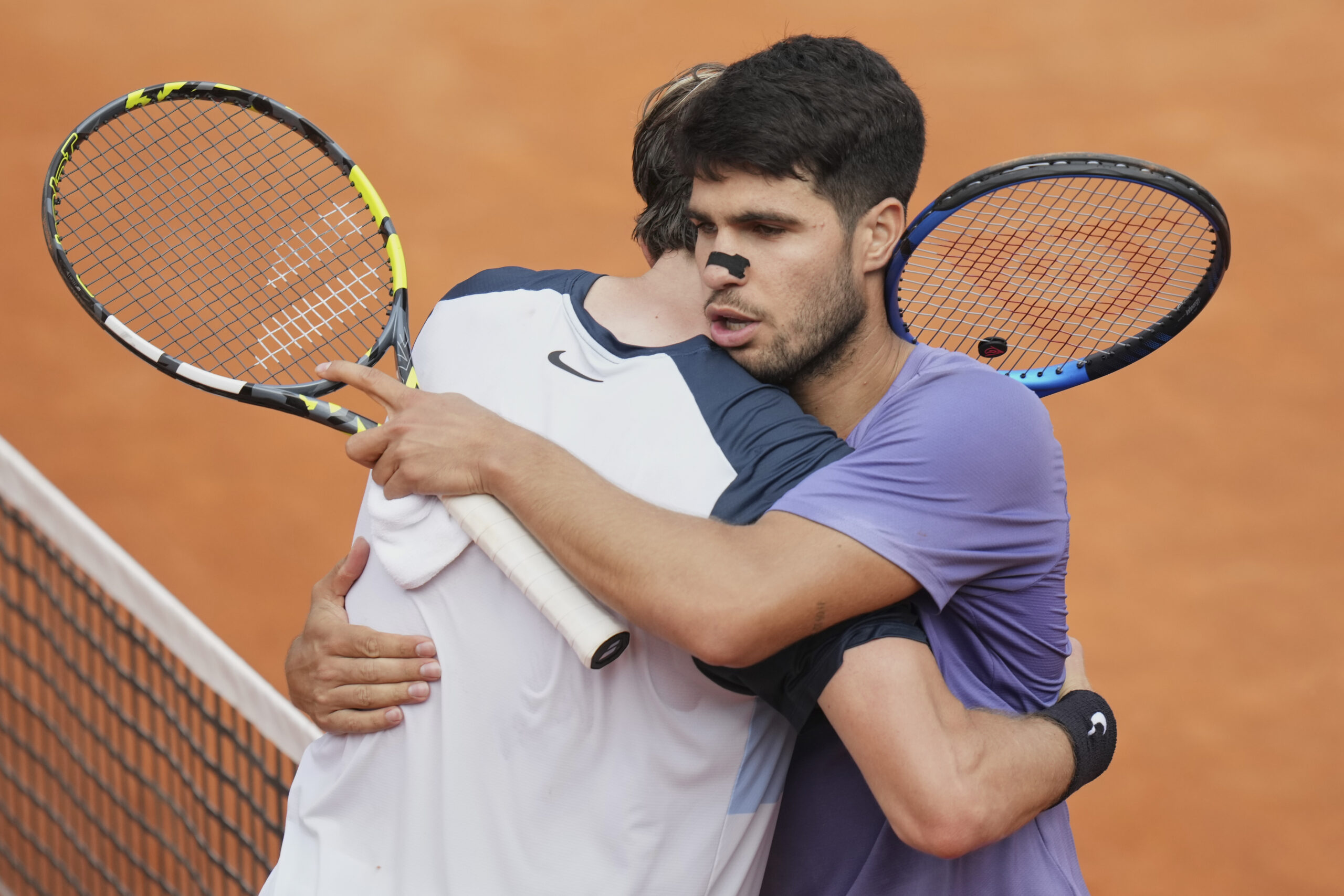 Spain's Carlos Alcaraz and Britain's Jack Draper hug each other at the end of their quarter-final tennis match where Alcaraz beat Draper 6-4, 6-4, at the Italian Open at the Foro Italico, in Rome, 