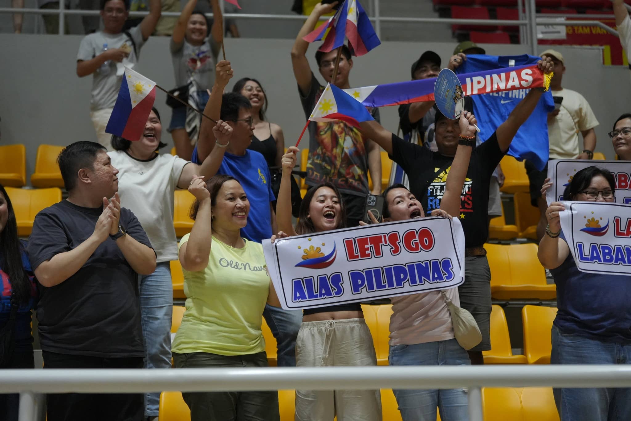 Filipino fans cheering for Alas